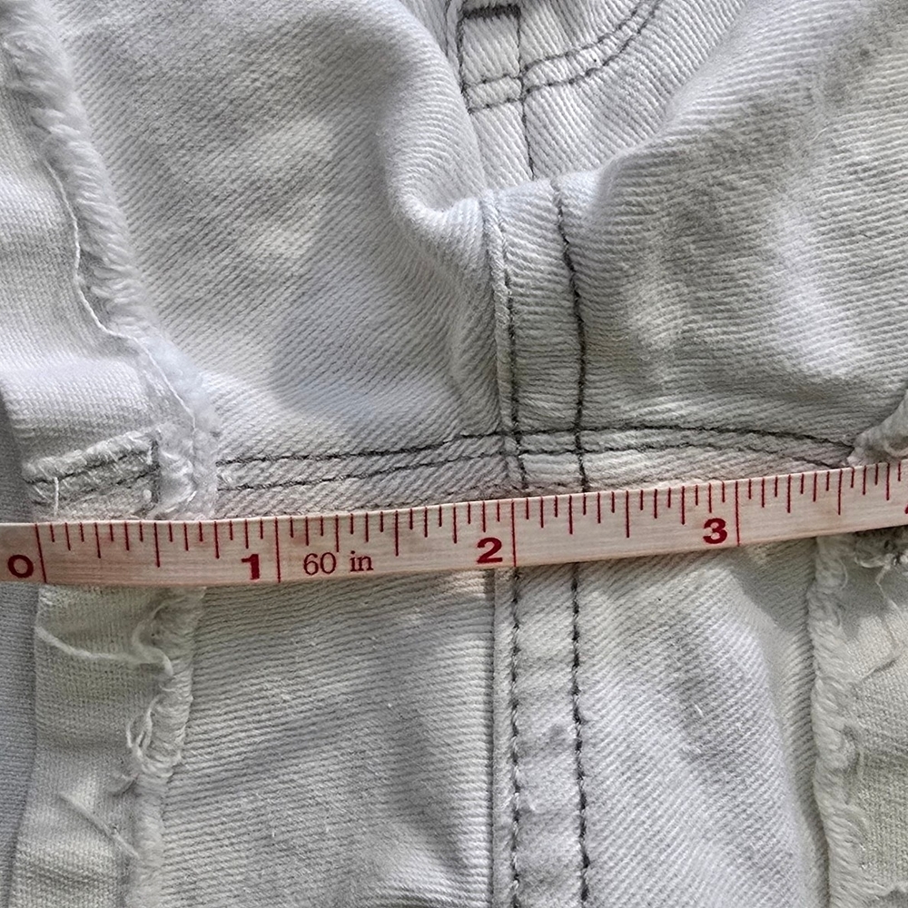 ✨ Levi’s White Denim Shorts Low Rise Stretch Cut Off Raw Hem Size 17 Juniors - Picture 11 of 11